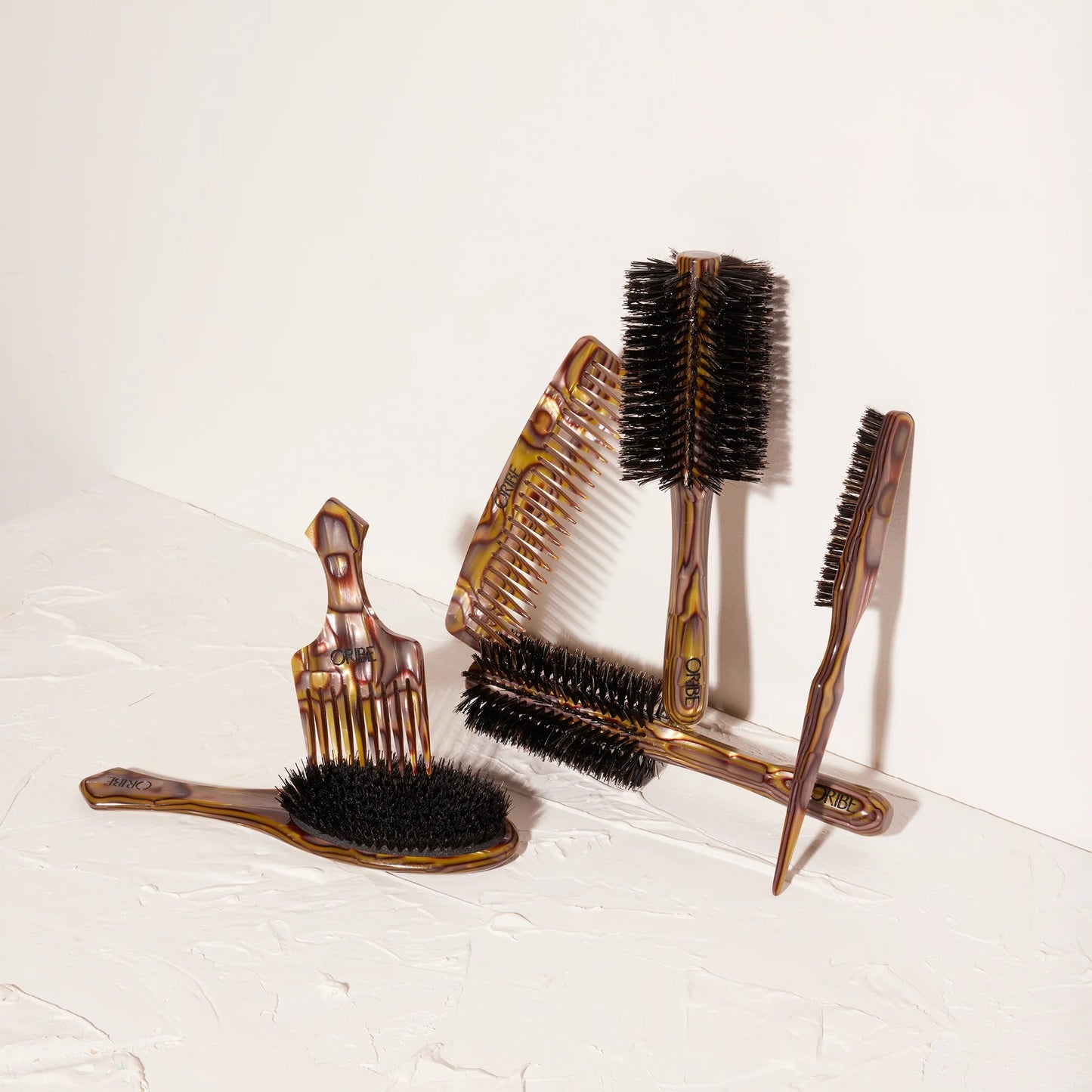 Oribe Italian Resin Teasing Brush must-hair
